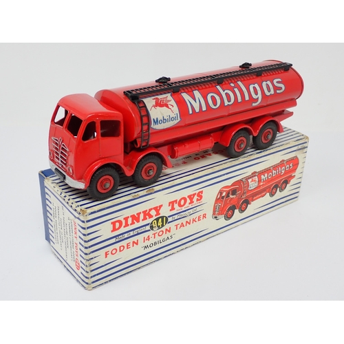 1182 - A boxed Dinky Toys No.941 Foden 14-Ton 'Mobilgas' Tanker