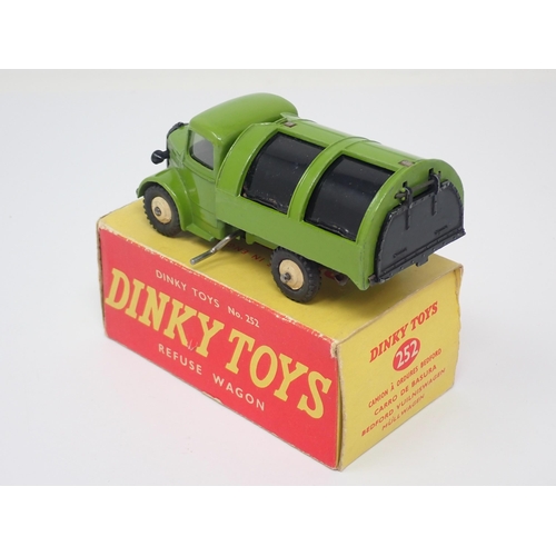 1285 - A rare boxed Dinky Toys No.252 green Refuse Wagon