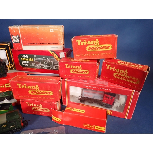 1339 - Various unboxed and incorrectly boxed 00 gauge Locomotives and Wagons including Airfix 'London Scott... 