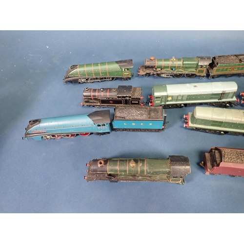 1342 - An unboxed Hornby-Dublo 2-rail 'Cardiff Castle', 'City of London', 'Golden Fleece', 0-6-2T, two Bo-B... 