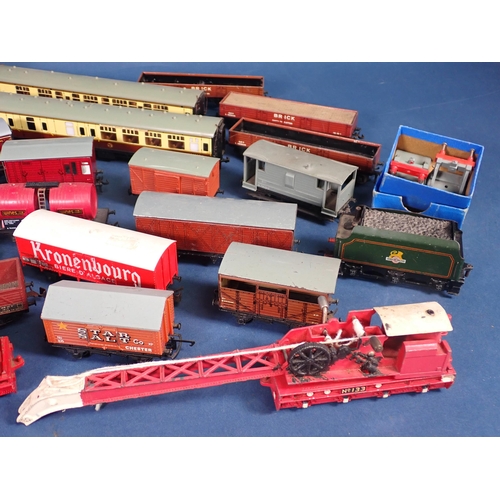 1344 - A box of Hornby-Dublo Coaches and Wagons, a boxed D1 Signal Cabin, Footbridge and Buffer Stops