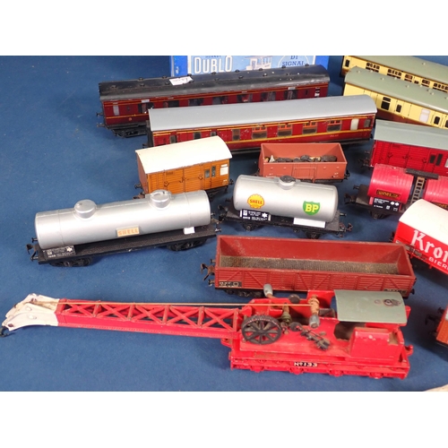 1344 - A box of Hornby-Dublo Coaches and Wagons, a boxed D1 Signal Cabin, Footbridge and Buffer Stops