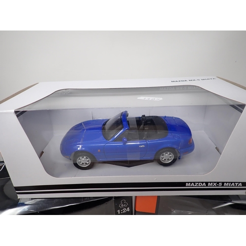 1405 - A boxed Maisto 1/18 scale Premiere Edition Morgan Aero and Aston Martin DB7 Vantage, a boxed Mazda M... 