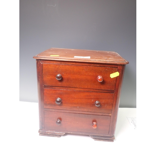 376 - A Victorian mahogany apprentice piece Chest of three drawers 11in W x 11in H