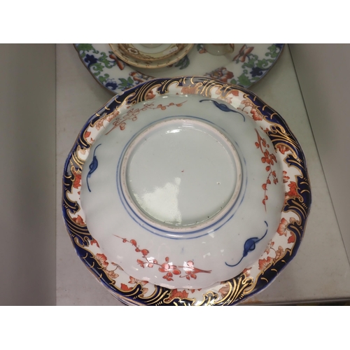 511 - A set of sixteen Royal semi porcelain Dinner Plates, Florentine pattern, am Imari plate chipped,a pl... 