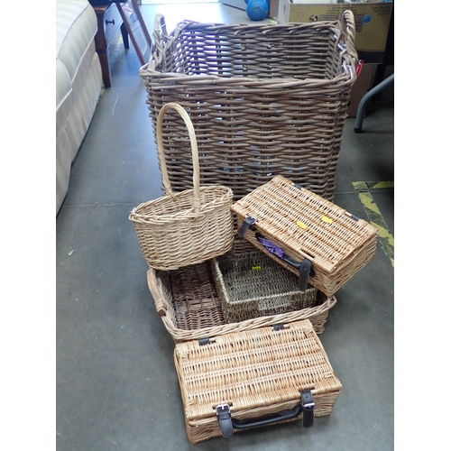 578 - A large square basket and other various baskets.