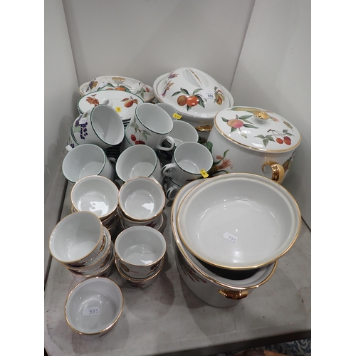 555 - A large quantity of Royal Worcester oven to table ware, Evesham pattern, Evesham Vale, etc