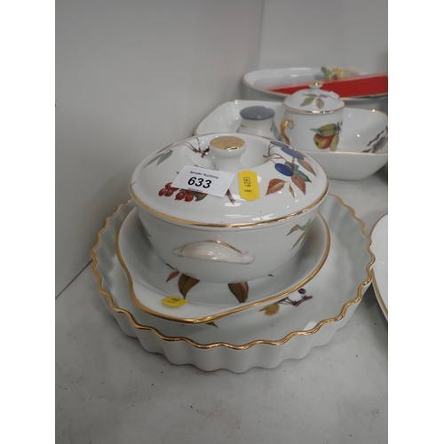 633 - A quantity of Royal Worcester Evesham oven-to-tableware including Dishes, Bowls, Condiments, etc