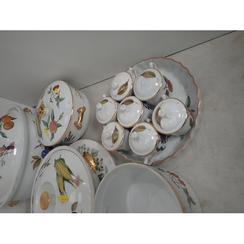 662 - A quantity of Royal Worcester Evesham oven to table ware including covered Tureens, Souffle Dish, Fl... 