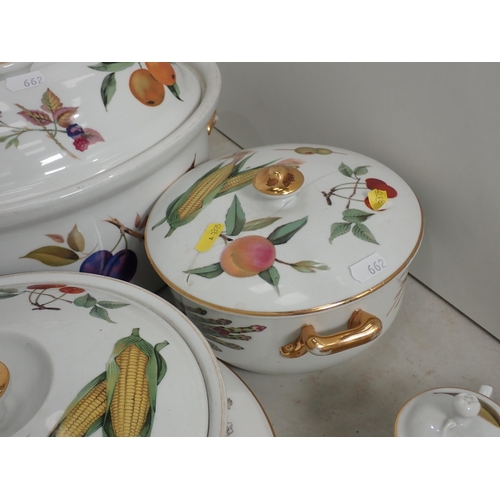 662 - A quantity of Royal Worcester Evesham oven to table ware including covered Tureens, Souffle Dish, Fl... 