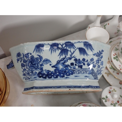 668 - A Chinese blue and white Tureen, lacks cover and one handle is missing, a quantity of Wedgwood 'Wild... 