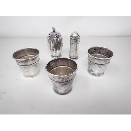 90 - Three George V silver small Beakers, Birmingham 1913, and two silver Pepperettes, A/F