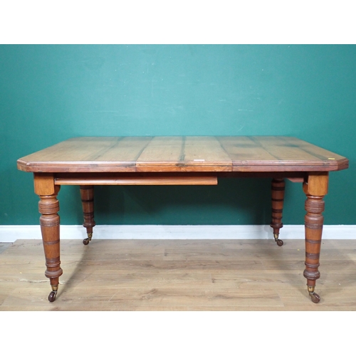 731 - An Edwardian walnut extending Dining Table on turned tapering supports and casters, 5ft L, no leaves