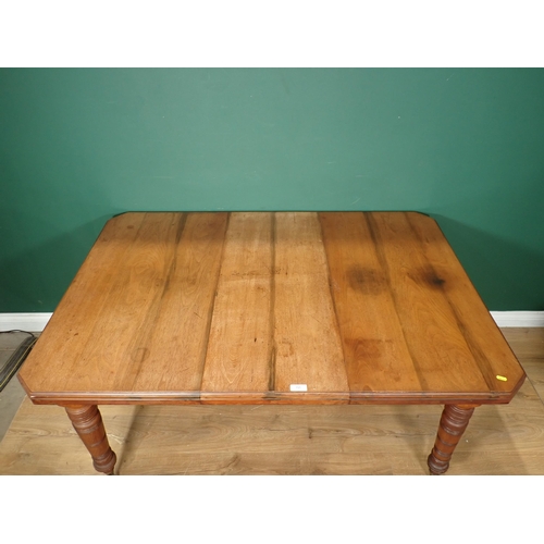 731 - An Edwardian walnut extending Dining Table on turned tapering supports and casters, 5ft L, no leaves