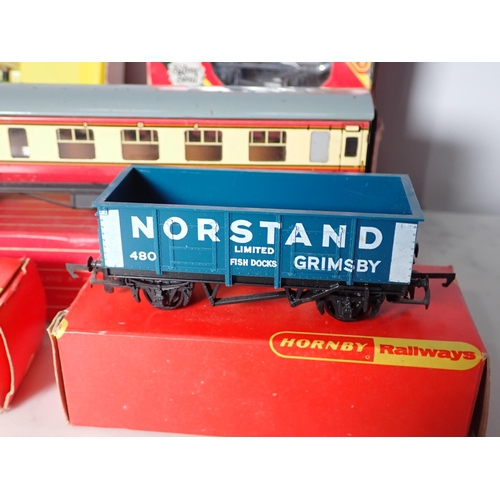 738 - A Hornby GWR Locomotive, Carriages and Rolling Stock