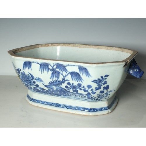 518 - A Chinese blue and white Tureen, lacks cover and one handle is missing, a quantity of Wedgwood 'Wild... 