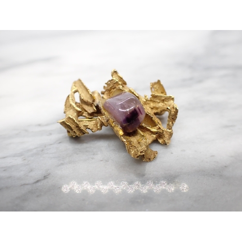 318 - An 18ct gold rustic Brooch set polished purple stone, approx 34mm wide, approx 12.90gms