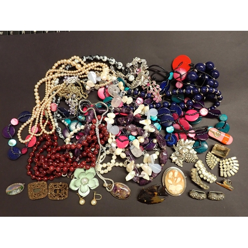 336 - A collection of Costume Jewellery