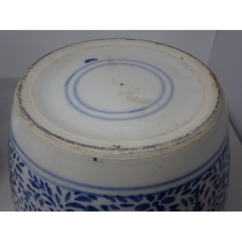 399 - A Chinese blue and white Ginger Jar and Cover with design of foliage, 9 1/2in H, cover chipped; a gr... 