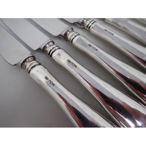 68 - Six Elizabeth II silver handled Dinner Knives with steel blades, Sheffield 1977