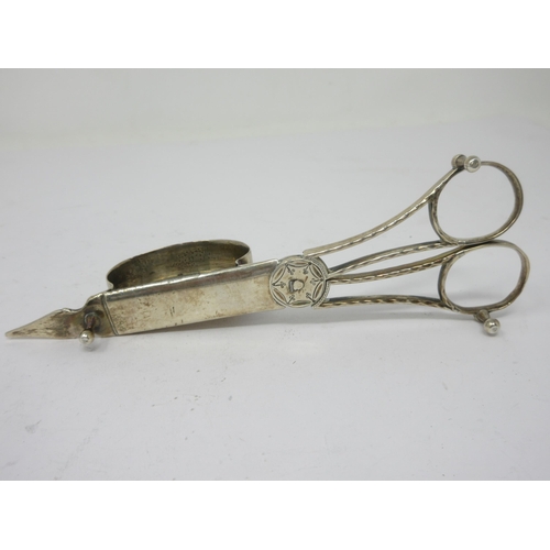 96 - A pair of Georgian silver Candle Snuffers with bright-cut detail, maker: T.L., possibly Thomas Langf... 