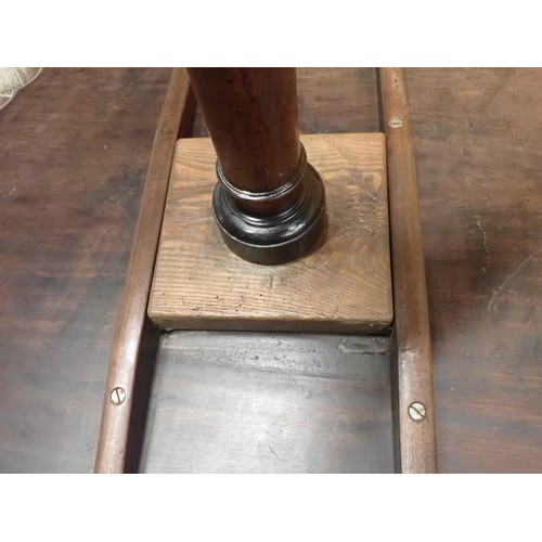 624 - A George III mahogany Pillar Table with piecrust top mounted upon barrel turned column and carved tr... 