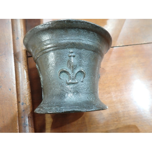 483 - A 17th Century bronze English Mortar with fleur-de-lys designs, 5in diam