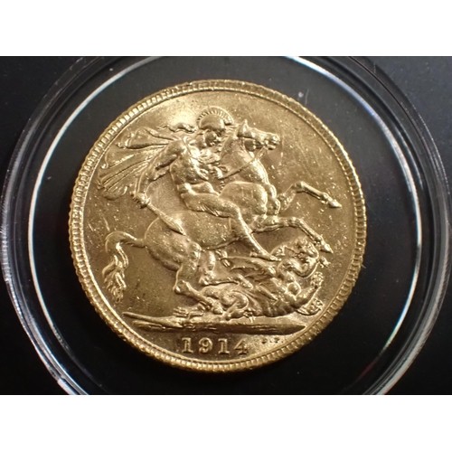 133 - 'The World War One 1914-1918 Gold Sovereign Pair' in modern fitted case, with COA