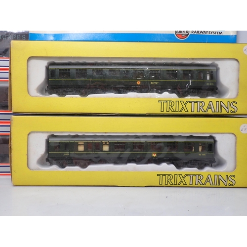 100 - Two boxed Lima 00 gauge 3053W G.W.R. Bogie Syphon Wagons, unused, two boxed Trix Coaches, 1972 Brake... 