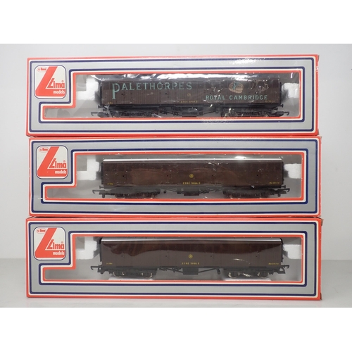 100 - Two boxed Lima 00 gauge 3053W G.W.R. Bogie Syphon Wagons, unused, two boxed Trix Coaches, 1972 Brake... 