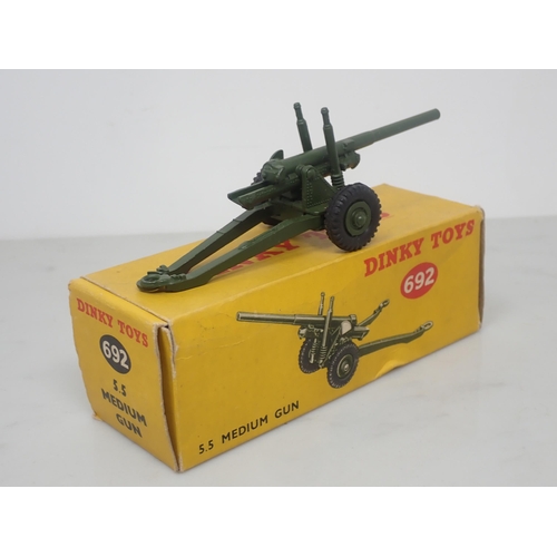 106 - A boxed Dinky Toys No.692 5.5 Medium Gun and a boxed No.693 Howitzer