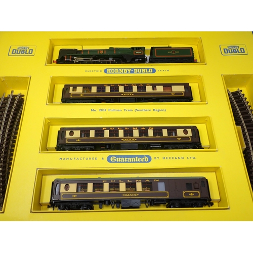 2 - Hornby-Dublo 2035 Pullman Train Set. Unused, superb box and literature
Set contents in mint conditio... 