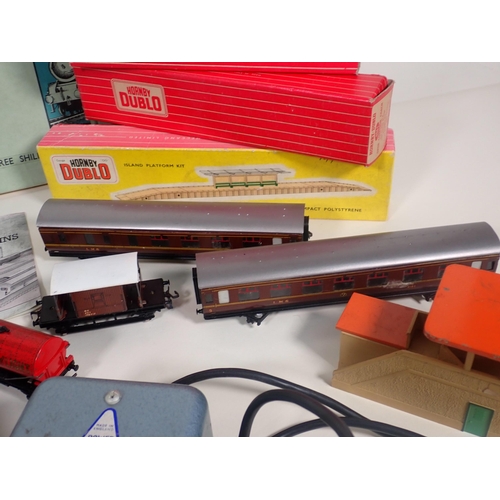 273 - A box containing a quantity of boxed and unboxed Hornby-Dublo Coaches, Wagons, Island Platform Kit, ... 