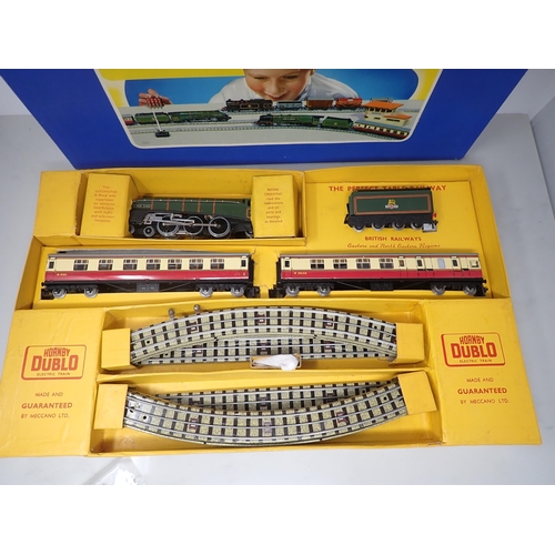 32 - Hornby-Dublo EDP15 ‘Silver King’ Set, unused, superb box and literature
Locomotive and coaches in mi... 