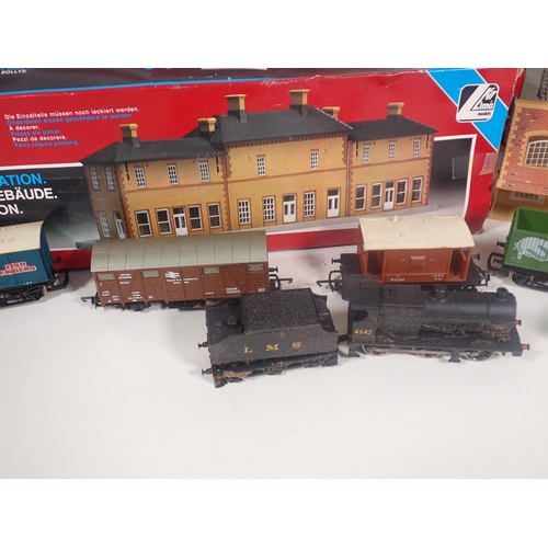 321 - A Hornby 'Flying Scotsman' Set in damaged box, five boxed Hornby Coaches, a boxed Lima Station and a... 