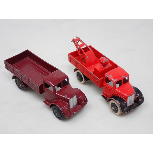 332 - A Dinky Toys pre-war No.22c Motor Truck and 30e Breakdown Crane