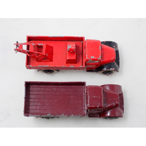 332 - A Dinky Toys pre-war No.22c Motor Truck and 30e Breakdown Crane