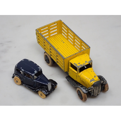 333 - A Dinky Toys No.25f yellow Market Garden Wagon and a No.35a blue Saloon Car