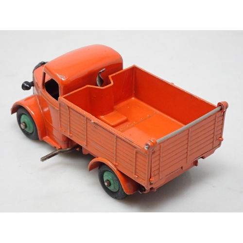 334 - A Dinky Toys No.25M Bedford Tipper Trade Box, one rare orange with green hubs in box