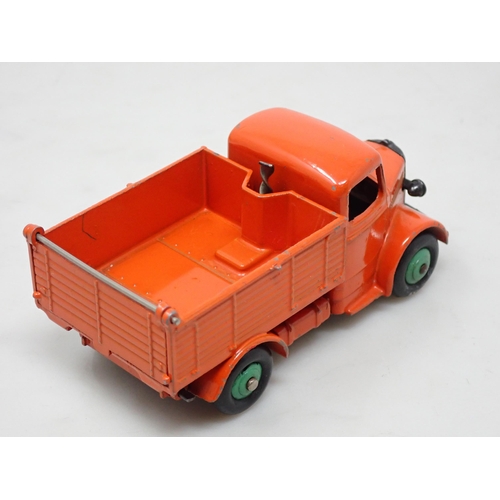 334 - A Dinky Toys No.25M Bedford Tipper Trade Box, one rare orange with green hubs in box