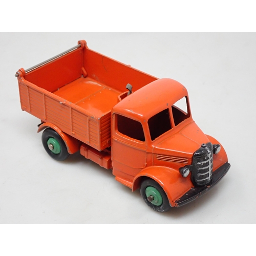 334 - A Dinky Toys No.25M Bedford Tipper Trade Box, one rare orange with green hubs in box