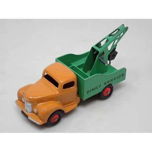 338 - A Dinky Toys No.25X green and dark tan Breakdown Crane