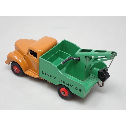 338 - A Dinky Toys No.25X green and dark tan Breakdown Crane