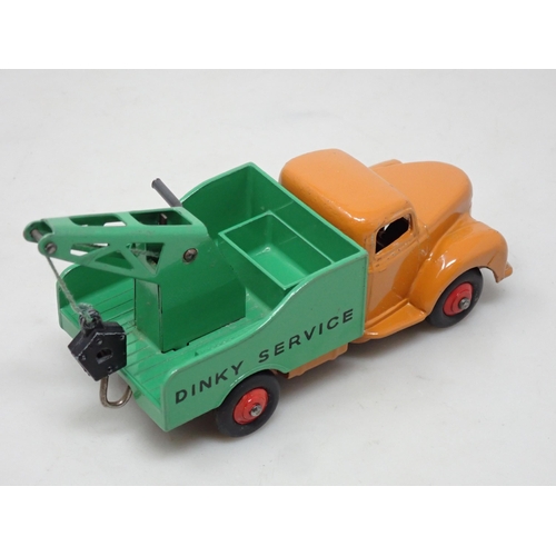 338 - A Dinky Toys No.25X green and dark tan Breakdown Crane