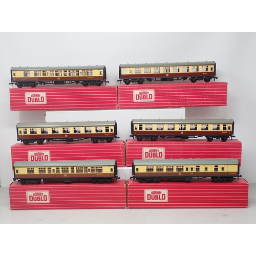 35 - Hornby-Dublo Rake of 6 W.R. Coaches 4050/2x 4051/2x 4060/4061, unused and boxed
All coaches in mint ... 