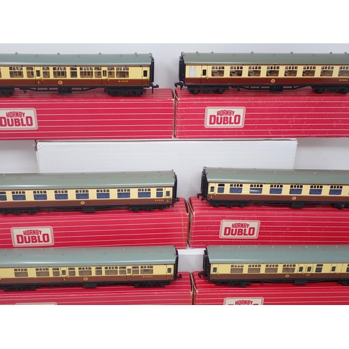 35 - Hornby-Dublo Rake of 6 W.R. Coaches 4050/2x 4051/2x 4060/4061, unused and boxed
All coaches in mint ... 