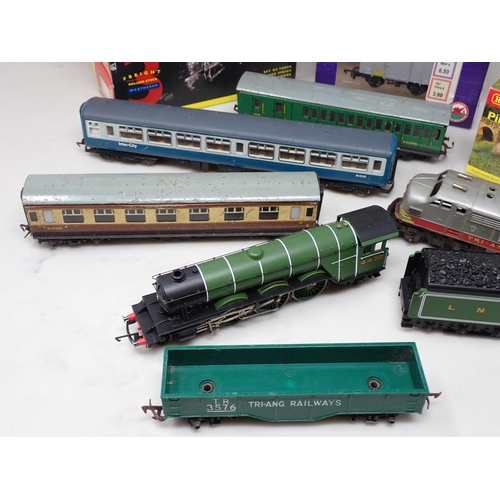 393 - A boxed Airfix 00 gauge 4F Fowler Locomotive, an unboxed Hornby 'Flying Scotsman', an unboxed Class ... 