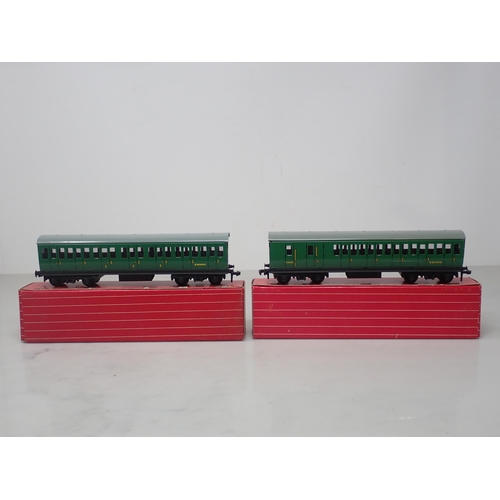 44 - Hornby-Dublo 4025/4026 S.R. Suburban Coaches, E.P.C., unused and boxed
4025 in mint condition, sligh... 