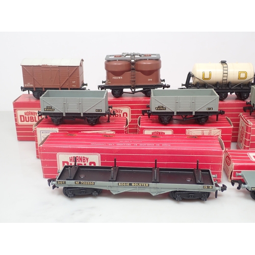 50 - Hornby-Dublo 10x 2-rail Wagons, excellent to mint, boxed
Wagons comprising 4316 S.R. Horse Box, 4325... 