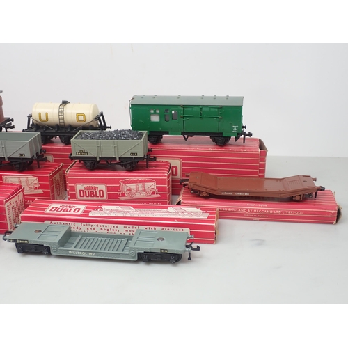 50 - Hornby-Dublo 10x 2-rail Wagons, excellent to mint, boxed
Wagons comprising 4316 S.R. Horse Box, 4325... 